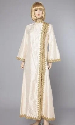 Djellaba en soie sauvage écrue et broderies or 1970