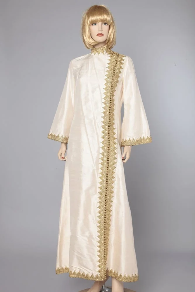 Djellaba en soie sauvage écrue et broderies or 1970