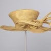 Immense chapeau en paille or et beige