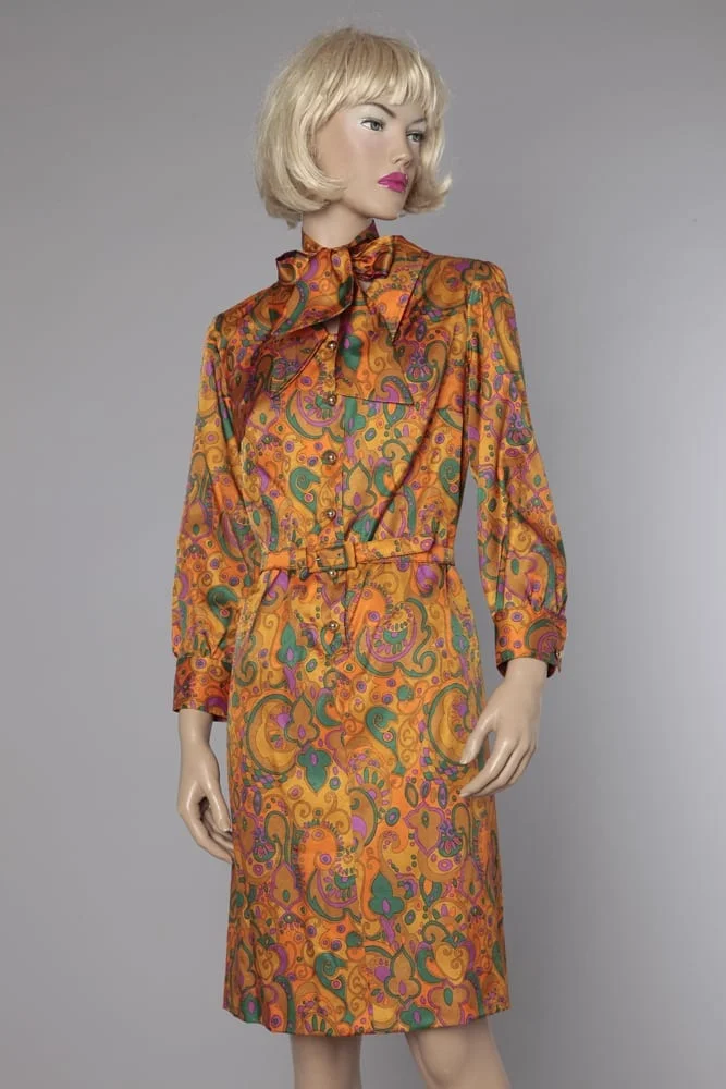 Robe en soie jaune orangé imprimé 1970