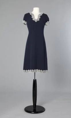 Robe 1960 en jersey de laine marine brodée de perles et strass