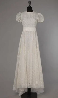 Robe de bal en organdi à plumetis blancs