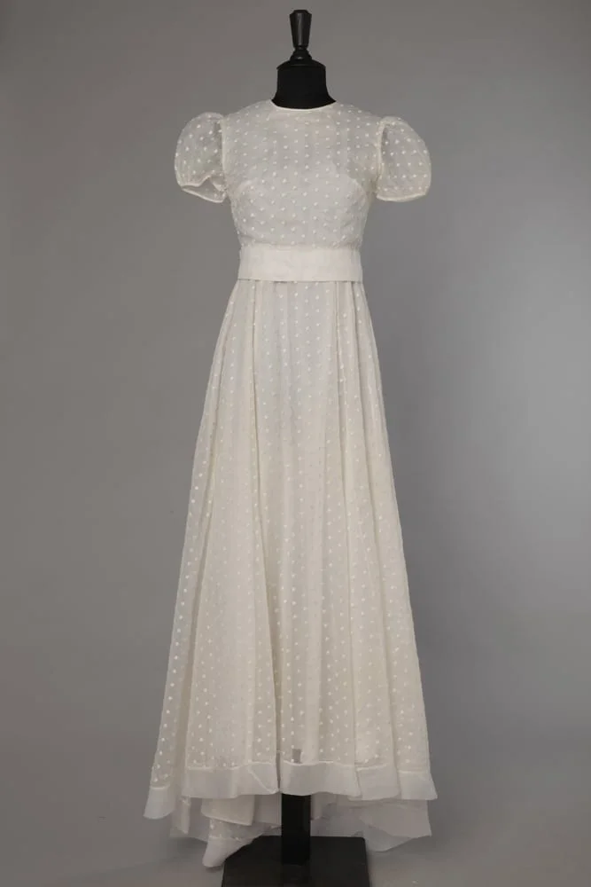Robe de bal en organdi à plumetis blancs
