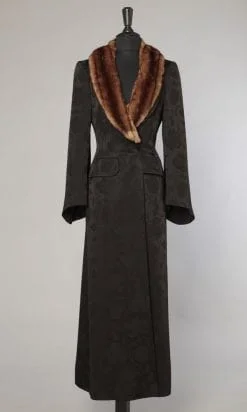 Manteau en satin noir damassé avec col en fausse fourrure Lolita Lempicka