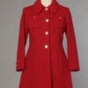 Manteau en lainage rouge à boutons dorés 1960 - 1970