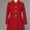 Manteau en lainage rouge à boutons dorés 1960 - 1970