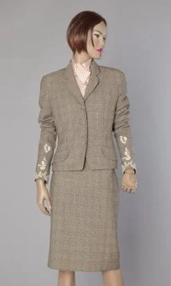 Tailleur en lainage prince de galleavec incrustations de dentelle Lolita Lempicka