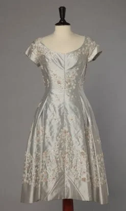 Robe 1950 en satin duchesse brodée griffée Wallis