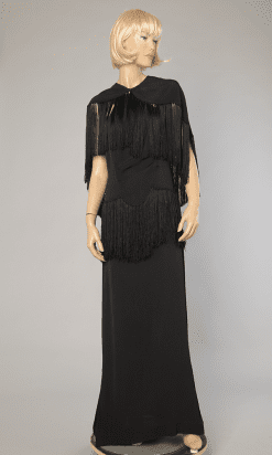 Robe longue 1930 en crêpe noire avec cape assortie frangée de soie noire