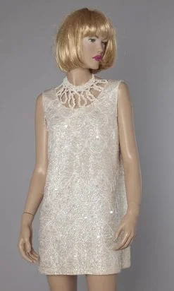 Mini robe en tricot blanc entièrement pailletée et perlée