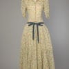 Robe de bal en organdi jaune imprimée de fleurs 1940
