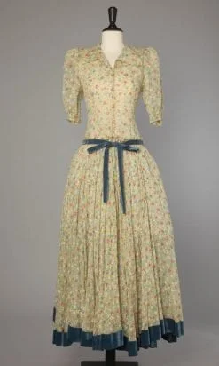 Robe de bal en organdi jaune imprimée de fleurs 1940
