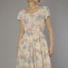 Robe en nylon blanc gaufré imprimé rose et bleu 1950