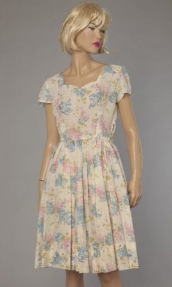 Robe en nylon blanc gaufré imprimé rose et bleu 1950