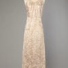 Robe longue 1930-1940 en satin de soie rose imprimée d'œillets