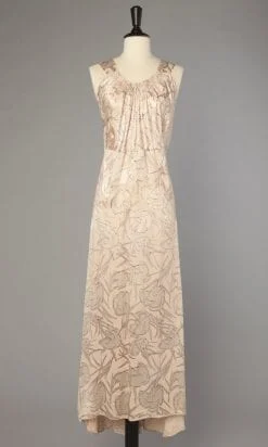 Robe longue 1930-1940 en satin de soie rose imprimée d'œillets