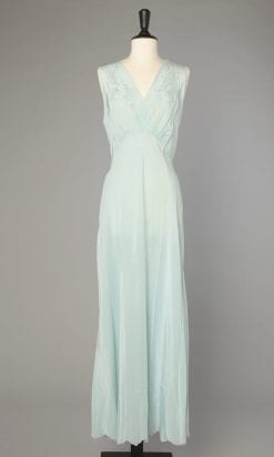 Chemise de nuit en soie bleu brodé 1940