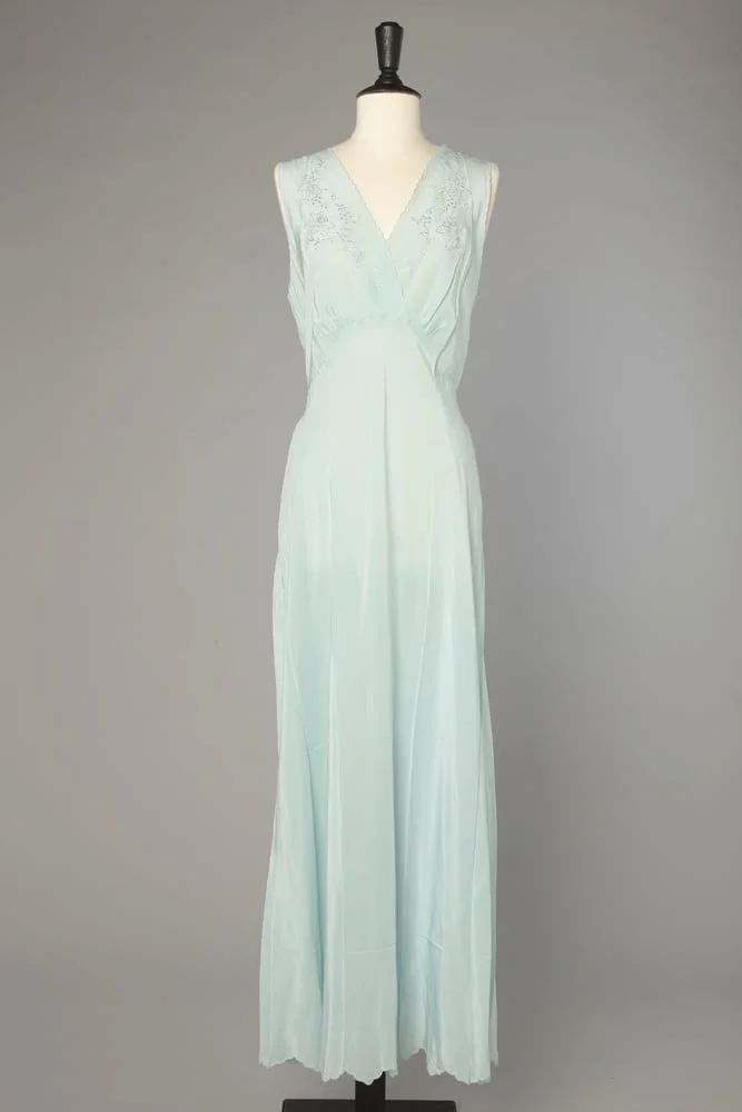 Chemise de nuit en soie bleu brodé 1940