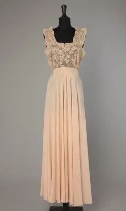 Chemise de nuit en soie rose et dentelle 1940