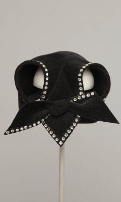 Chapeau 1930 en velours noir incrusté de strass