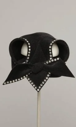 Chapeau 1930 en velours noir incrusté de strass
