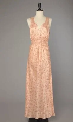 Chemise de nuit 1940 en satin rose imprimé de fleurs
