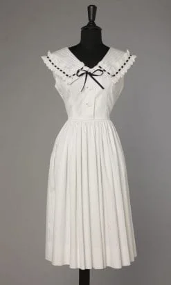 Robe 1950 en coton blanc et ruban noir sur broderie anglaise