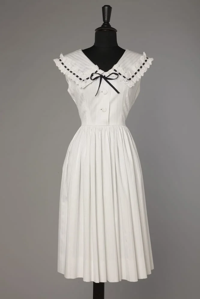 Robe 1950 en coton blanc et ruban noir sur broderie anglaise