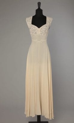 Chemise de nuit 1930 en soie beige incrustée de dentelles