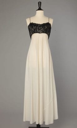 Chemise de nuit 1960 en satin nylon blanc et dentelle noire
