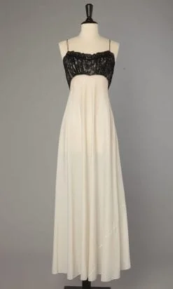 Chemise de nuit 1960 en satin nylon blanc et dentelle noire