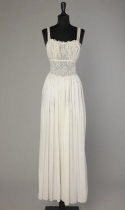 Chemise de nuit 1960 en satin nylon blanc et dentelle blanche