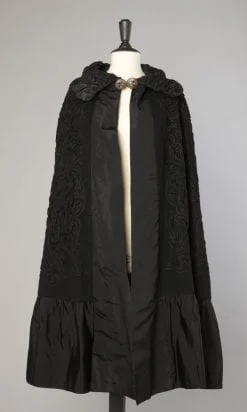 Cape XIX en drap de laine noir broderies découpées sur dentelle