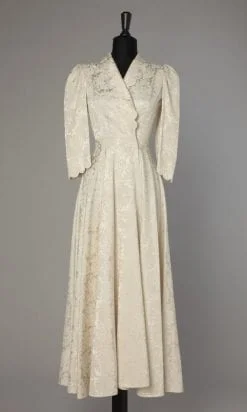 Déshabillé 1940 en satin damassé blanc cassé