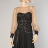 Robe 1970 en mousseline de soie beige et noire brodée de rubans et paillettes