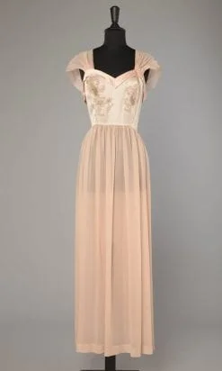 Chemise de nuit en mousseline et satin rose incrusté de dentelle rose