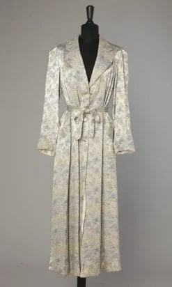 Peignoir en satin gris clair jacquard de motifs chionois