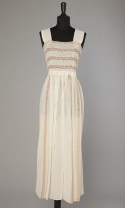 Chemise de nuit en mousseline et entre deux de dentelle rose