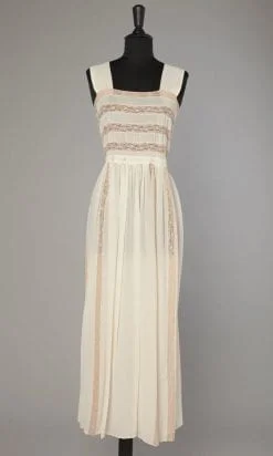 Chemise de nuit en mousseline et entre deux de dentelle rose