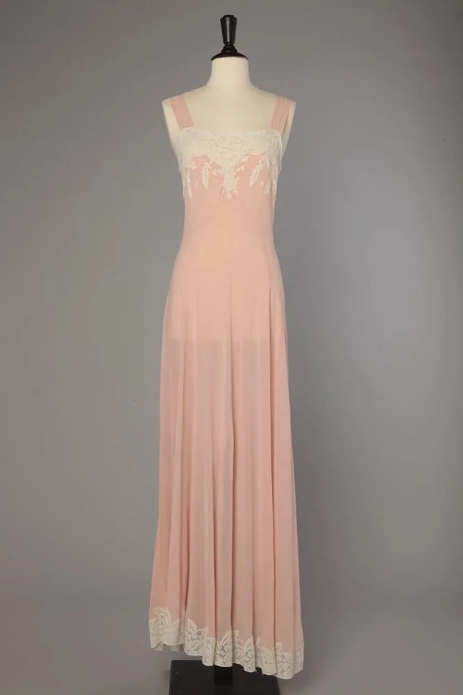 Chemise de nuit 1930 en mousseline rose incrustée de dentelle