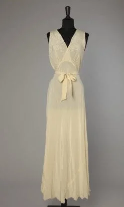 Longue chemise de nuit en soie jaune brodée avec ceinture