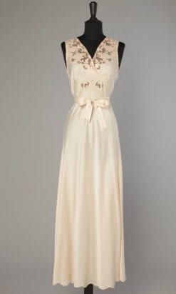 Longue chemise de nuit en satin rose brodée 1930