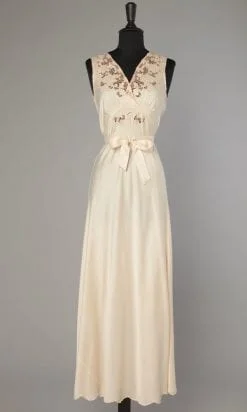 Longue chemise de nuit en satin rose brodée 1930