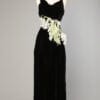 Robe longue du soir en velours noir et guirlande de fleurs