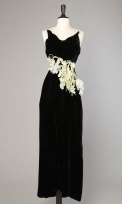 Robe longue du soir en velours noir et guirlande de fleurs