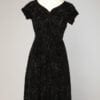 Robe 1950 en velours noir perlée de volutes de perles noires