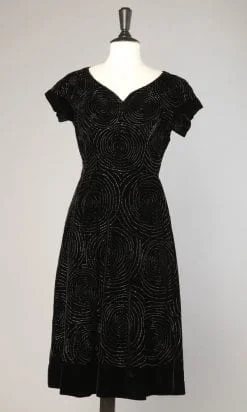 Robe 1950 en velours noir perlée de volutes de perles noires