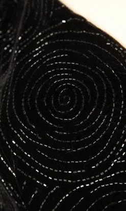 Alternative view of Robe 1950 en velours noir perlée de volutes de perles noires