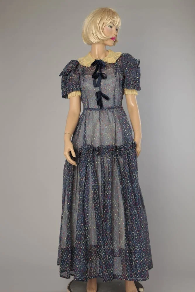 Robe longue 1940 en organdi bleu marine brodé de fleurettes en couleurs