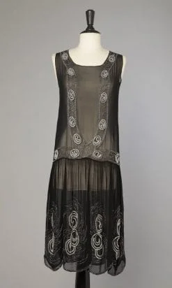 Robe 1925 en mousseline noire brodée de perles blanches et argent